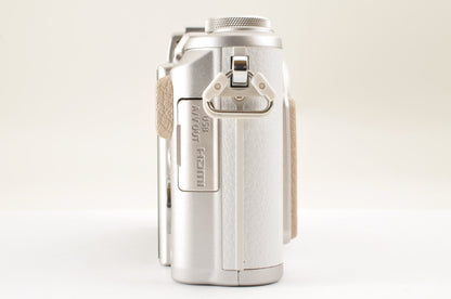 [Top Mint Count: 152] OLYMPUS PEN E-PL8 White & 15mm F/8 Body cap Lens USA