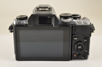 [Mint] OLYMPUS OM-D E-M10 Mirrorless Camera w/ 14-42mm 40-150mm Lens US OR Stock