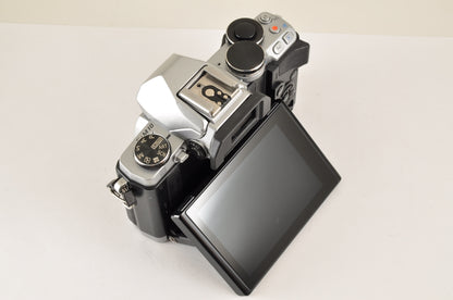 [Mint] OLYMPUS OM-D E-M10 Mirrorless Camera w/ 14-42mm 40-150mm Lens US OR Stock