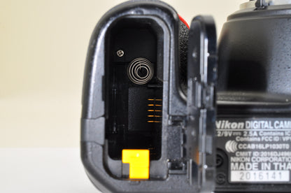 [US Duty Paid] Nikon D5600 DSLR Camera w/AF-P 18-55mm & 70-300mm VR Lens Kit US