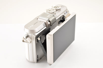 [Top Mint Count: 152] OLYMPUS PEN E-PL8 White & 15mm F/8 Body cap Lens USA