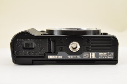 [Mint+ SC: 22229] Nikon 1 J5 Black Double Zoom Kit 10-30mm PD 30-110mm US Ships