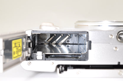 [Top Mint Count: 152] OLYMPUS PEN E-PL8 White & 15mm F/8 Body cap Lens USA