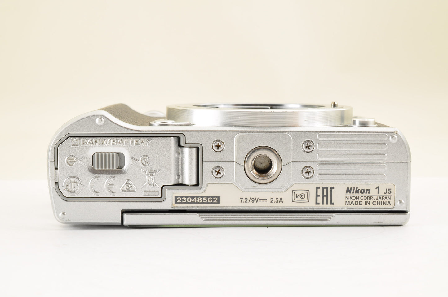 [US Duty Paid] Nikon 1 J5 Silver Double Lens Kit 10-30mm & 18.5mm SC: 1652 USA