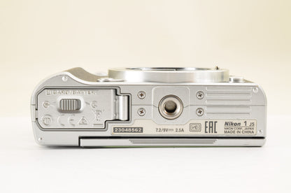 [US Duty Paid] Nikon 1 J5 Silver Double Lens Kit 10-30mm & 18.5mm SC: 1652 USA