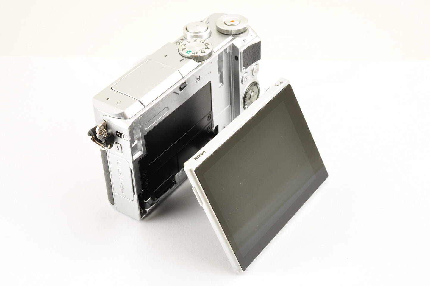 [US Duty Paid] Nikon 1 J5 Silver Double Lens Kit 10-30mm & 18.5mm SC: 1652 USA