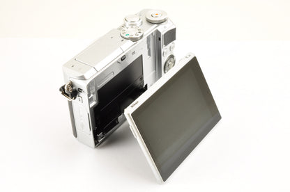 [US Duty Paid] Nikon 1 J5 Silver Double Lens Kit 10-30mm & 18.5mm SC: 1652 USA