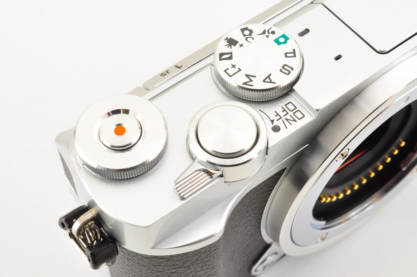 [Mint+ SC: 101] Nikon 1 J5 Silver Double Lens Kit 10-30mm & 30-110mm US Ships