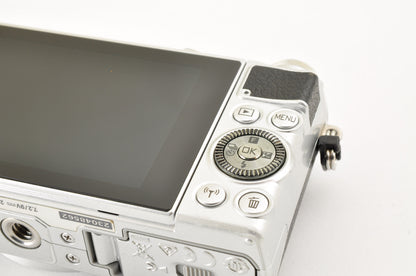 [US Duty Paid] Nikon 1 J5 Silver Double Lens Kit 10-30mm & 18.5mm SC: 1652 USA