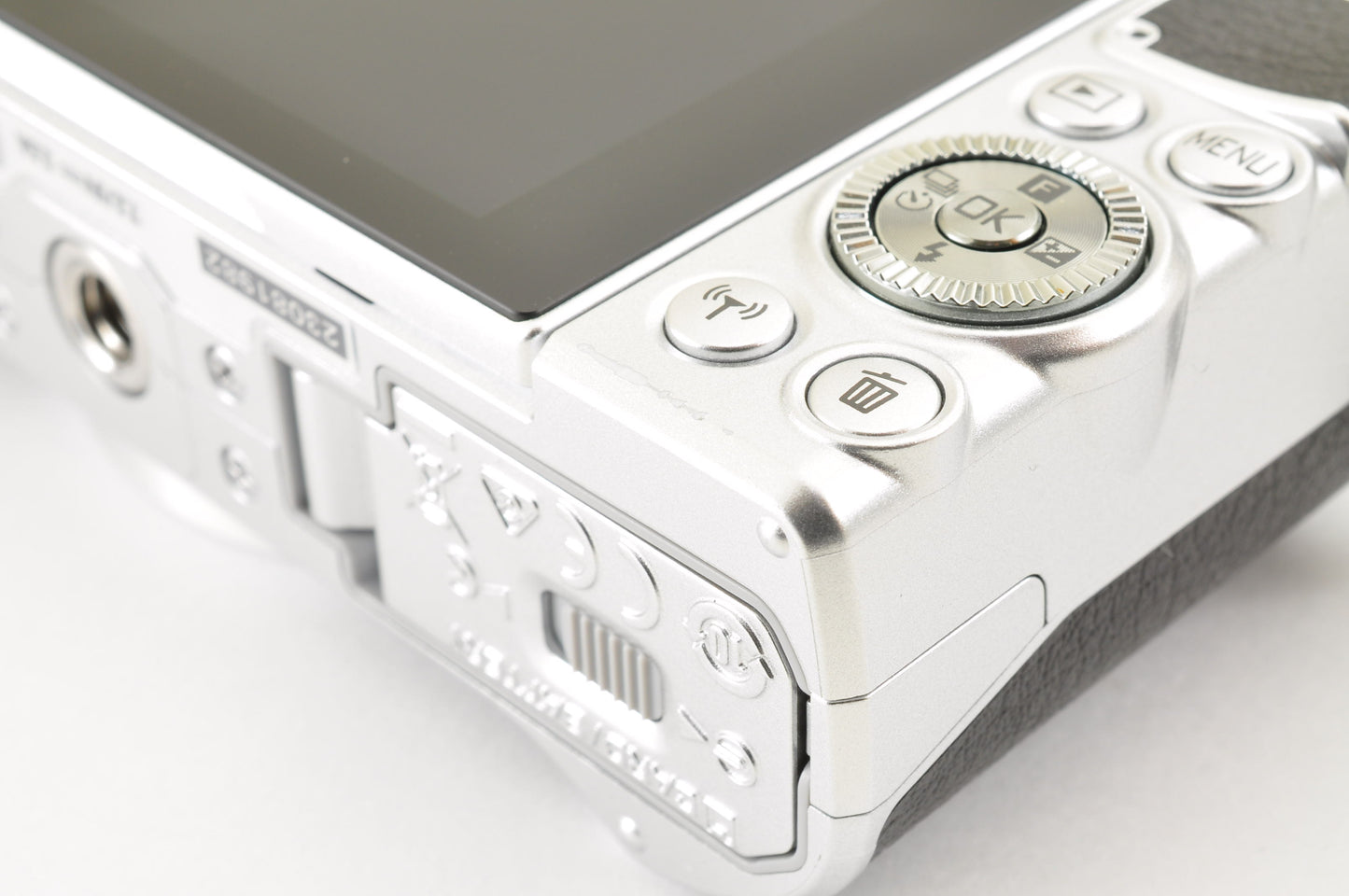 [Mint+ SC: 101] Nikon 1 J5 Silver Double Lens Kit 10-30mm & 30-110mm US Ships