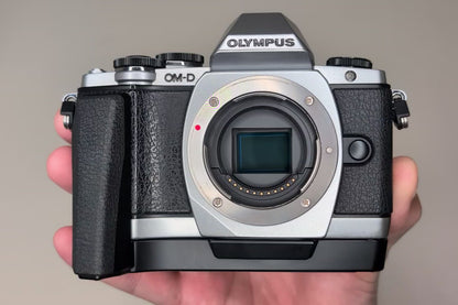 [US Duty Paid] OLYMPUS OM-D E-M10 Mirrorless Camera w/ 14-42mm 40-150mm Lens US